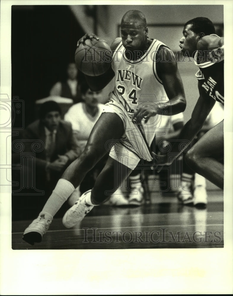 1987 Press Photo UNO&#39;s Ledell Eackles drives past Pan American&#39;s Kevin Johnson - Historic Images