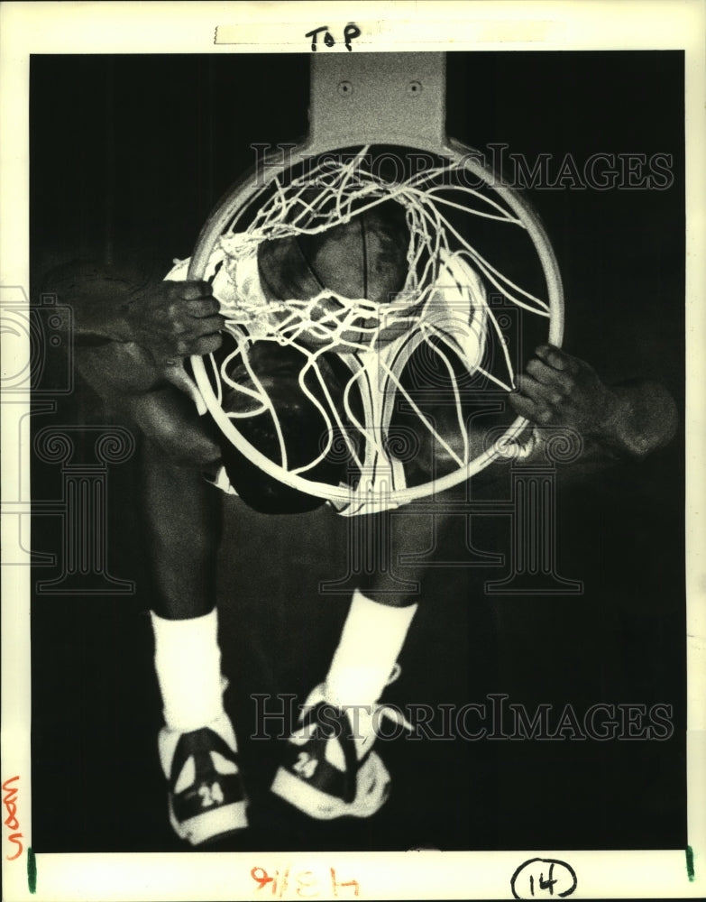 1988 Press Photo UNO&#39;s Ledell Eackles flies in for a slam dunk against Samford - Historic Images