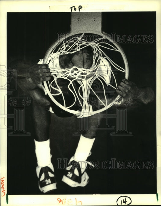 1988 Press Photo UNO's Ledell Eackles flies in for a slam dunk against Samford - Historic Images