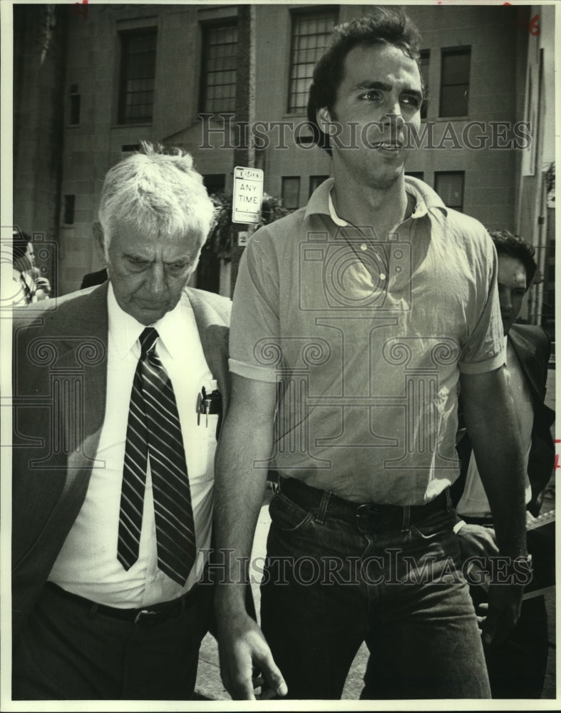 1985 Press Photo Clyde Eads, right, with D. A. investigator Raymond Comstock - Historic Images