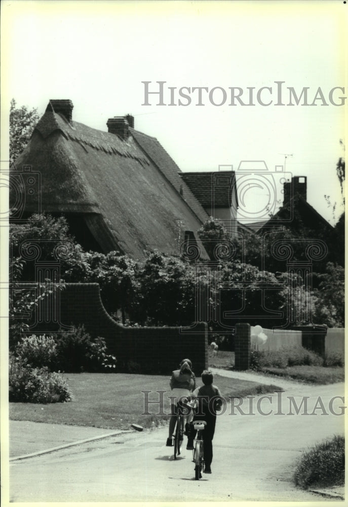 1992 Press Photo Children Bicycling in Hatfield Broad Oak, England - noa97971 - Historic Images