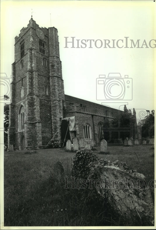 1992 Press Photo The Norman church of Saint Mary's surrounded by Grave Stones - Historic Images