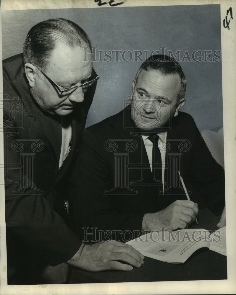 1965 Press Photo Doctor Harry K. Gouck and Doctor Paul N. Morgan with Spider - Historic Images