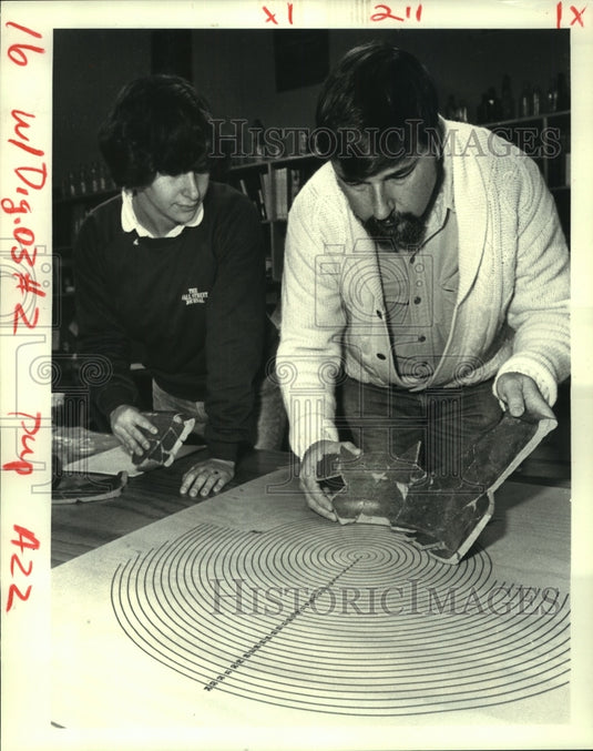 1985 Press Photo Dr. R. Christopher Goodwin with Pot from Elmwood Plantation - Historic Images