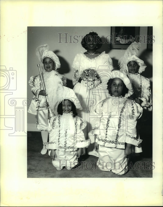 1990 Press Photo Queen of the Festival surrounded by her pages - noa98008 - Historic Images