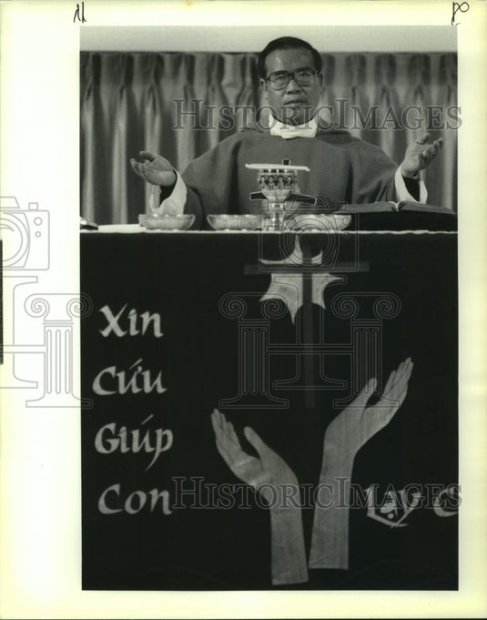 1989 Press Photo Father Dominick celebrating the mass - noa98009 - Historic Images