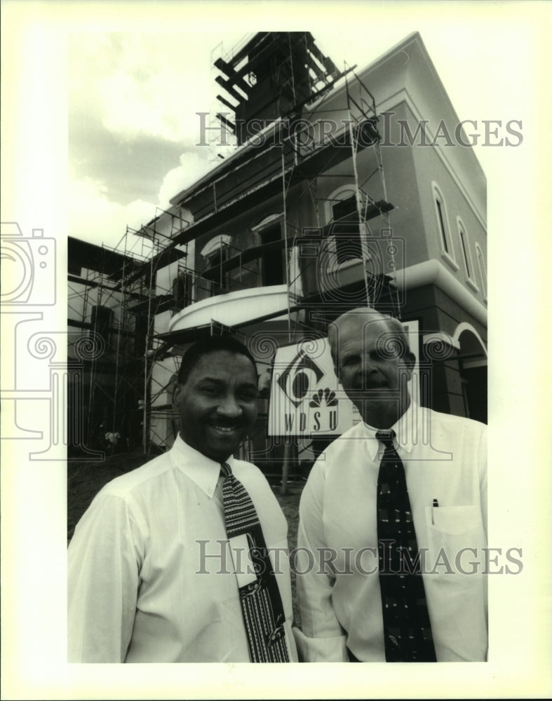 1995 Press Photo News WDSU, news director Kurt Davis and G.M. Wayne Barnett. - Historic Images