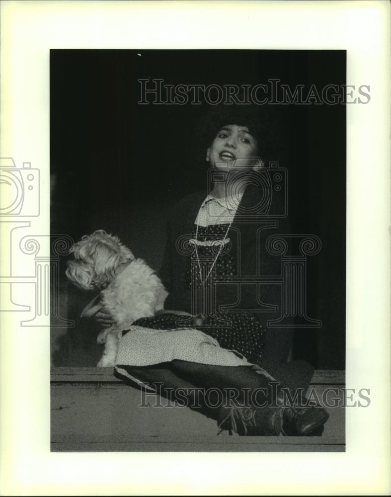 1990 Press Photo Alison Mouledoux is &quot;Annie&quot; at the Rivertown Repertory Theatre. - Historic Images