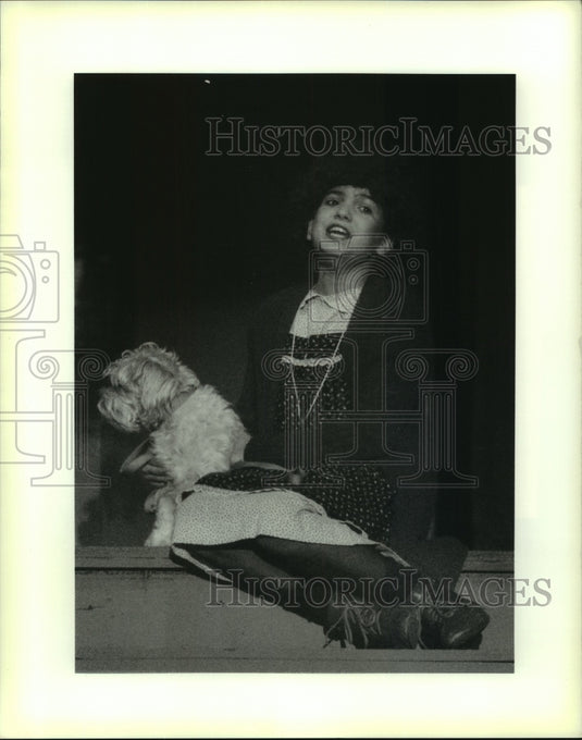 1990 Press Photo Alison Mouledoux is "Annie" at the Rivertown Repertory Theatre. - Historic Images