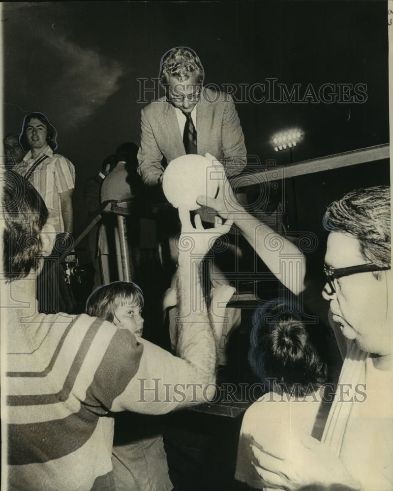 1978 New Orleans Mayor Moon Landrieu Autographs Softballs - Historic Images