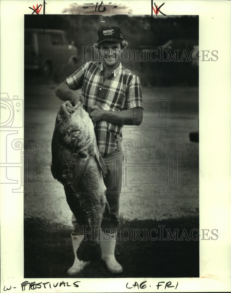 1985 Press Photo Robert Hebert with 54-6 drum that won Empire South Pass rodeo - Historic Images