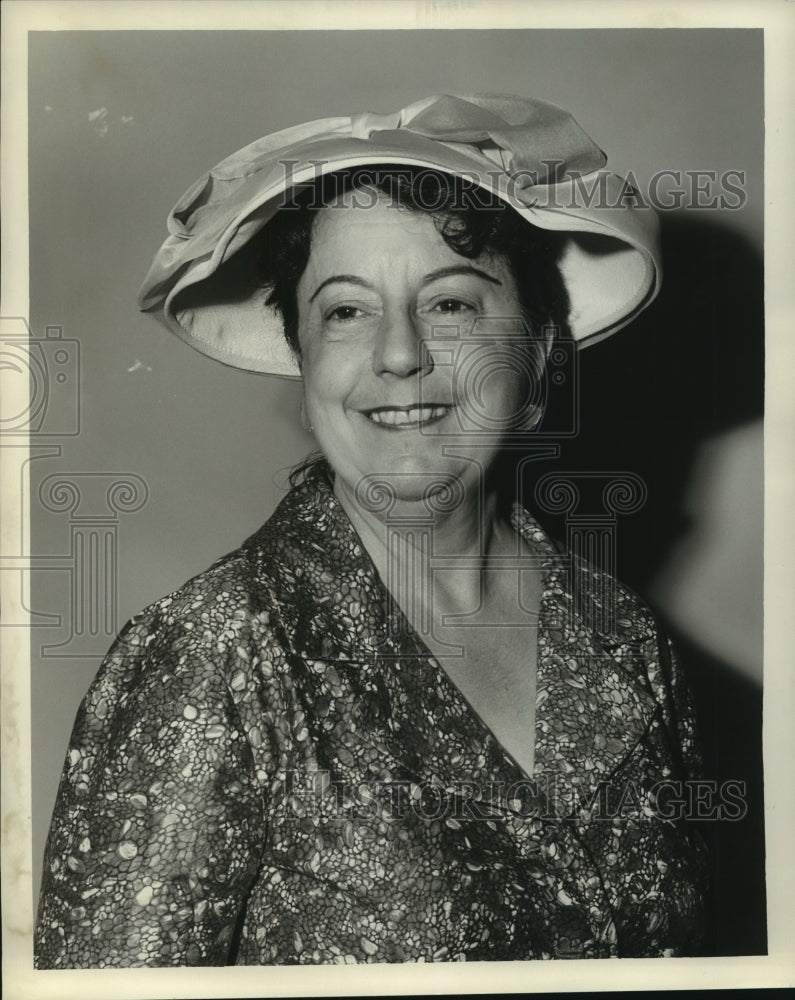 1981 Press Photo Mrs. Albert J. Emke, president Philaristai of Loyola Officers - Historic Images