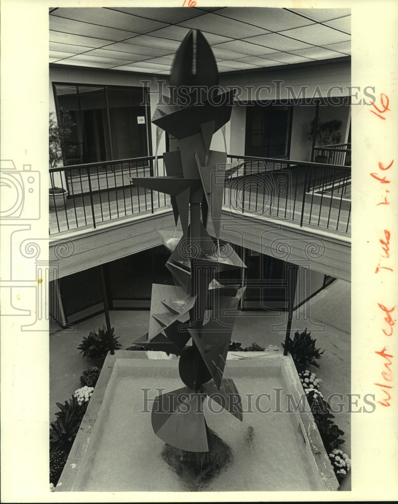 1984 Press Photo Kinetic Sculpture by Lin Emery at Chateau Village in Kenner - Historic Images