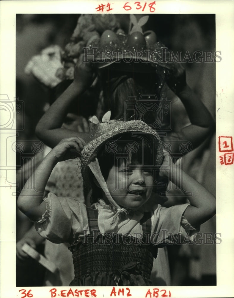 1985 Press Photo Cherie Circello holds her self-made hat for Easter Parade - Historic Images