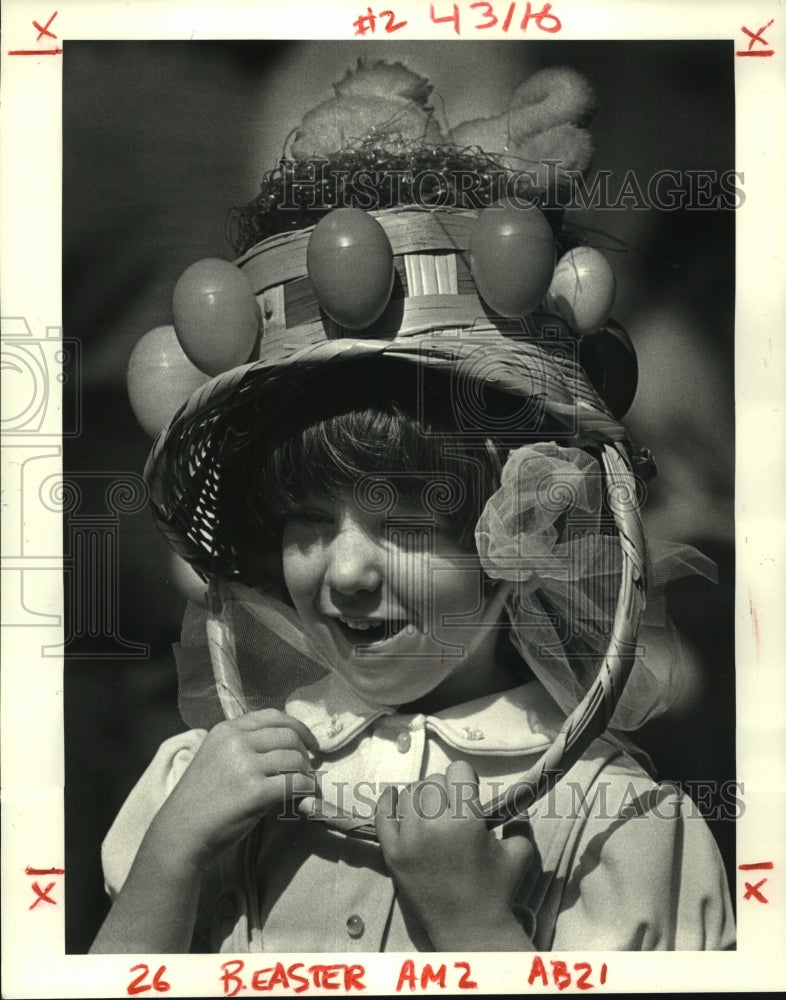 1985 Press Photo Tamara Earhart hangs on to her hat during Easter Parade - Historic Images