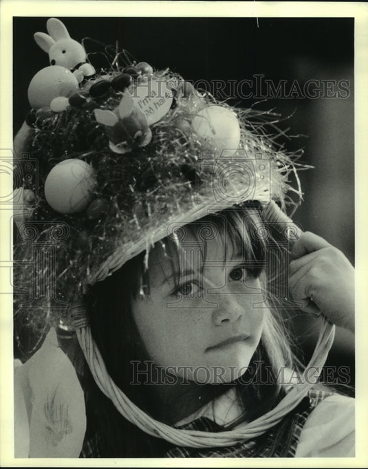 1991 Press Photo Marie Riviere student Amanda Gourdon wears her Easter Bonnet - Historic Images
