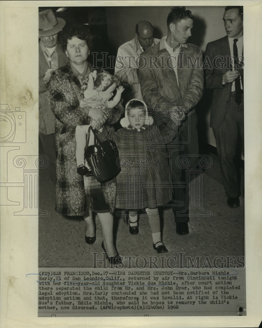 1960 Press Photo Mrs. Barbara Michie after regaining custody of her daughter. - Historic Images
