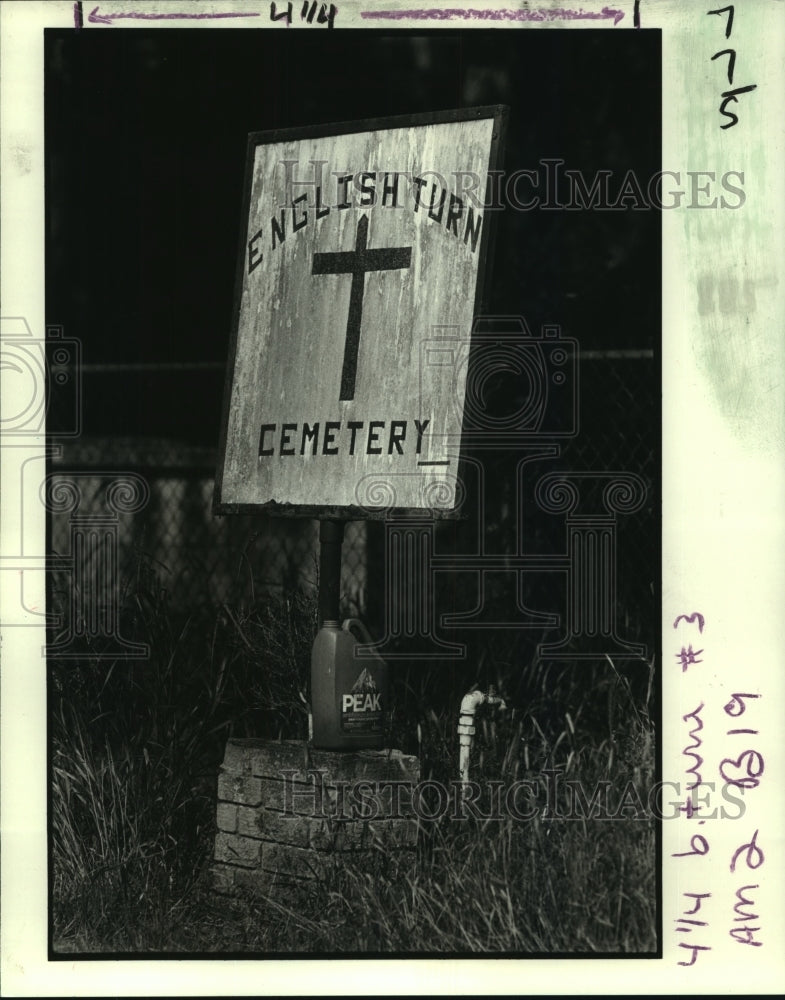 1982 Press Photo Crosses and flowers no longer grace graves, instead trash. - Historic Images