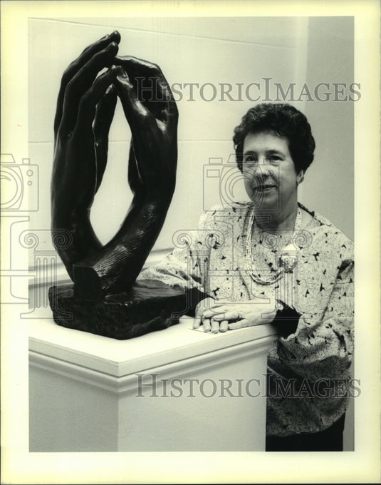 1990 Press Photo Jerry Egolia, admires sculpture at Odyssey Ball. - noa98215 - Historic Images