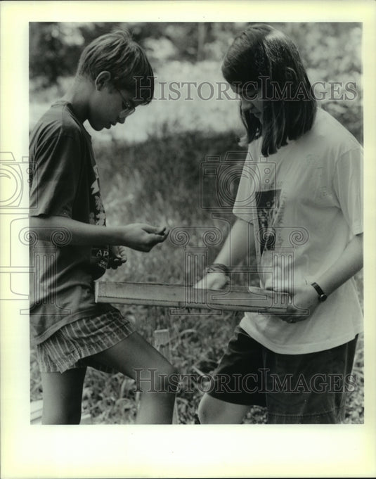 1989 Press Photo Newman School Students William Eustis and Abby Doyle Digging - Historic Images