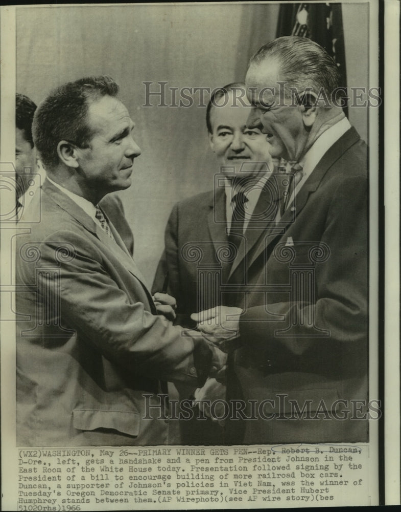 1966 Press Photo Rep. Robert Duncan gets handshake &amp; pen from President Johnson - Historic Images