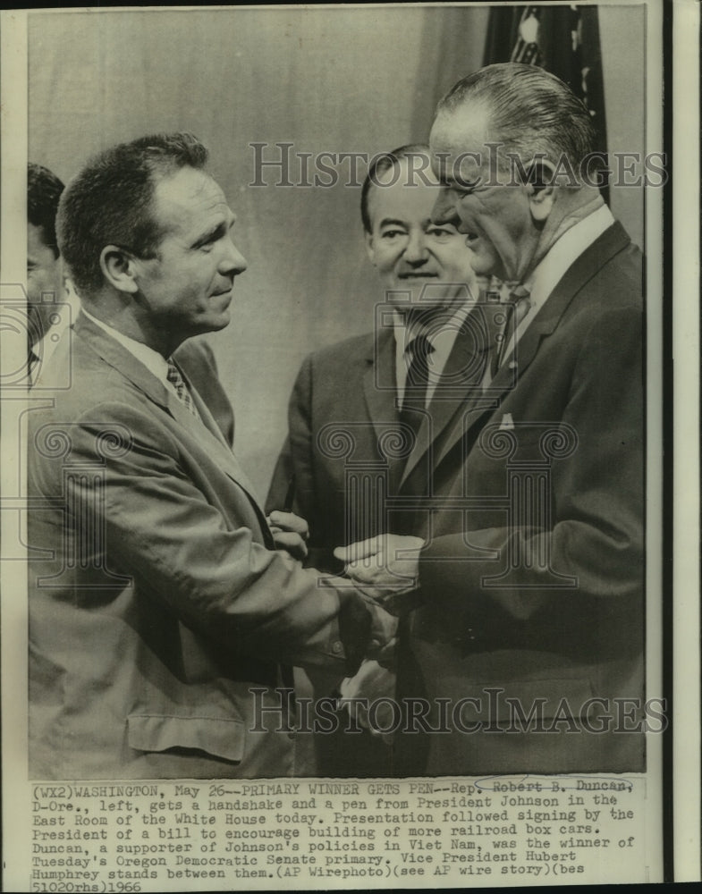 1966 Press Photo Rep. Robert Duncan gets handshake & pen from President Johnson - Historic Images