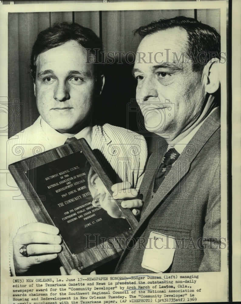 1969 Press Photo Rodger Duncan receives newspaper award from Arch March - Historic Images