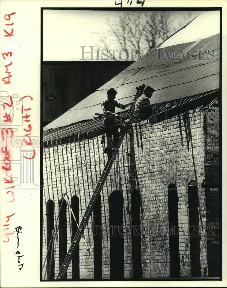 1984 Press Photo Workers renovate the railroad terminal in Kenner - noa98314 - Historic Images