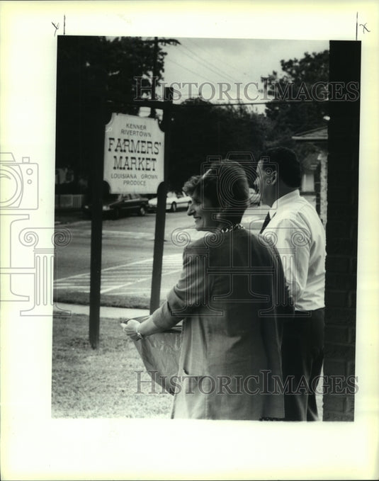 1991 Press Photo Patsy Bufkin and Clem Roux survey in Rivertown - noa98315 - Historic Images