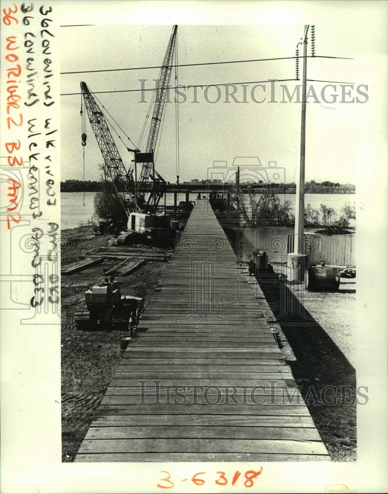 1987 Press Photo Construction Workers Working On Pier In Rivertown, Kenner - Historic Images