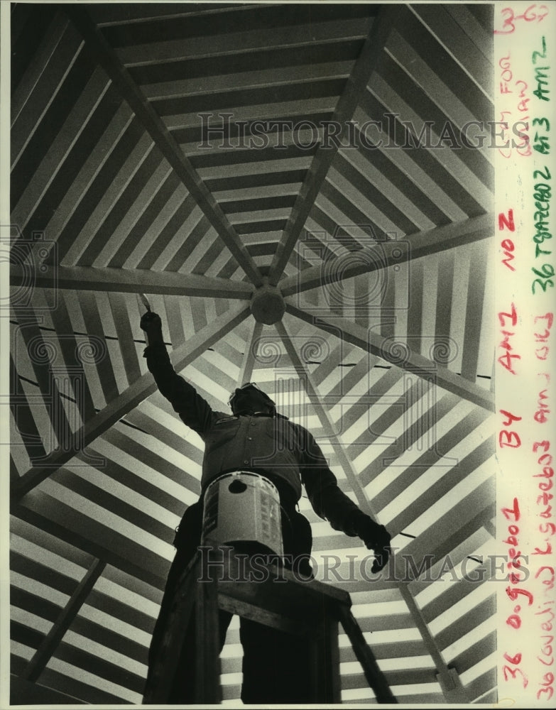 1987 Press Photo Recreation Department Employee Charles Verda Painting a Gazebo - Historic Images