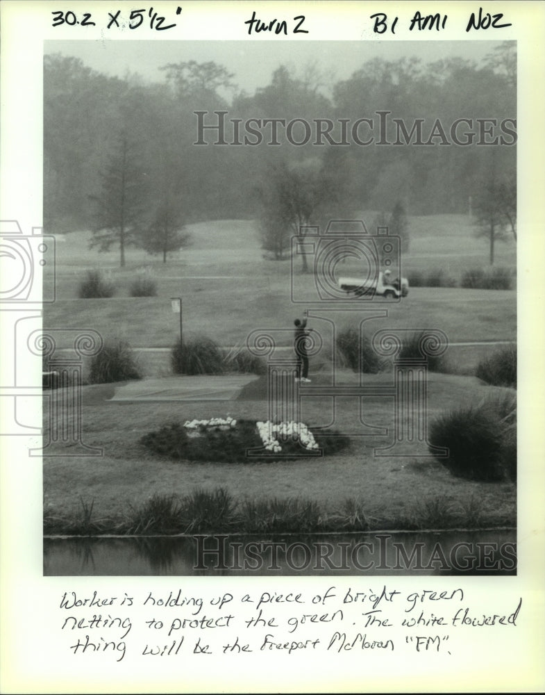 1993 Press Photo English Turn Groundsman Kevin Baker Places Netting Over Flowers - Historic Images