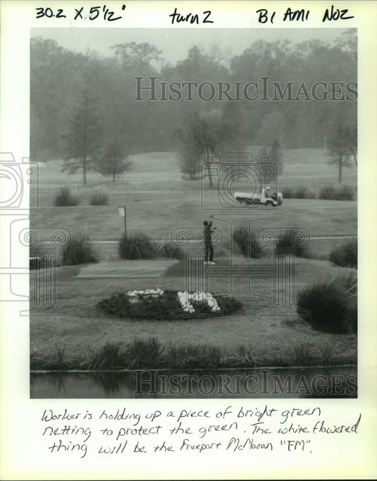 1993 Press Photo English Turn Groundsman Kevin Baker Places Netting Over Flowers - Historic Images