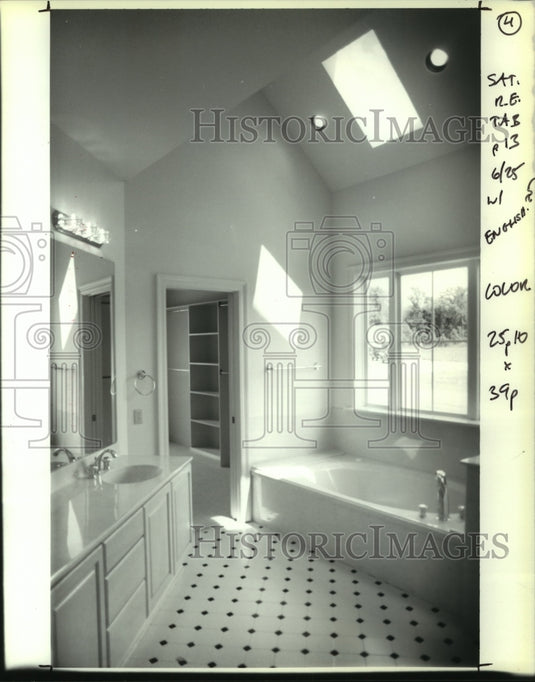 1994 Press Photo Interior of new section the Villas at English Turn - noa98334 - Historic Images