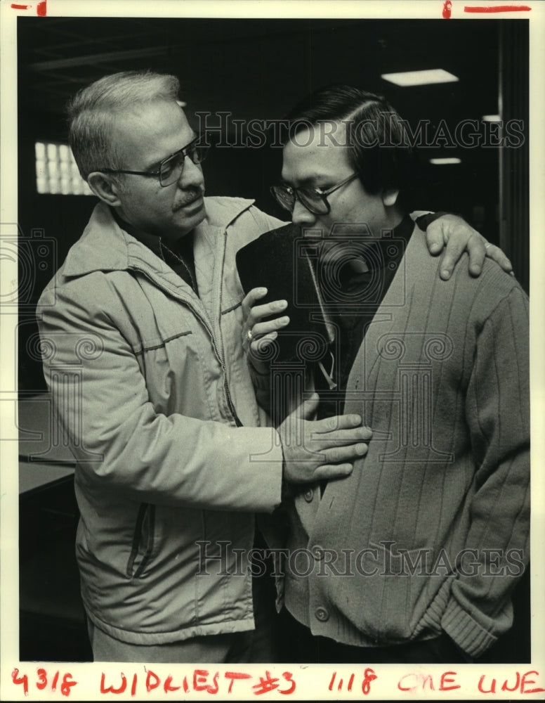 1984 Press Photo Rev. Joseph Duc Dzien speaks with Artie Sandman after mass - Historic Images