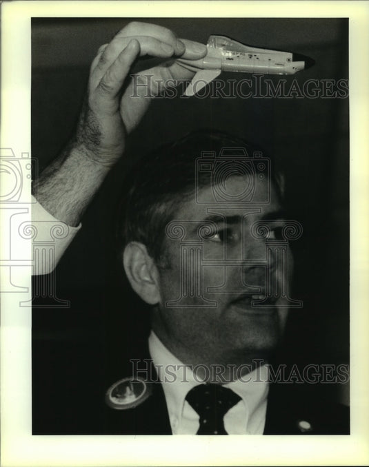 1988 Press Photo Gordon Dyer of Martin Marietta, shows how space shuttle obits - Historic Images
