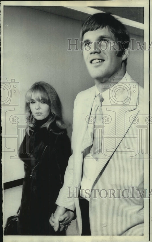 1969 Press Photo Lance Rentzel & Joey Heatherton announce their engagement. - Historic Images