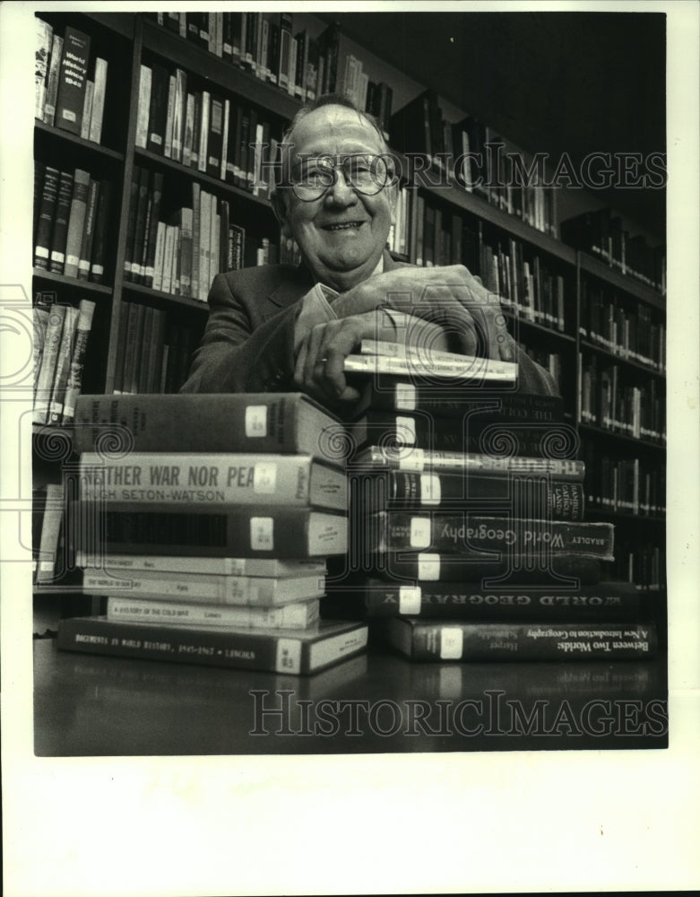 1988 Press Photo Algiers historian Richard Dixon at Our Lady of Cross College - Historic Images