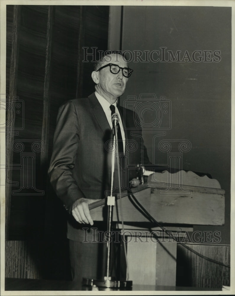 1967 Press Photo Admiral Thomas Dykes of David Voelker Consulting Engineers-Historic Images