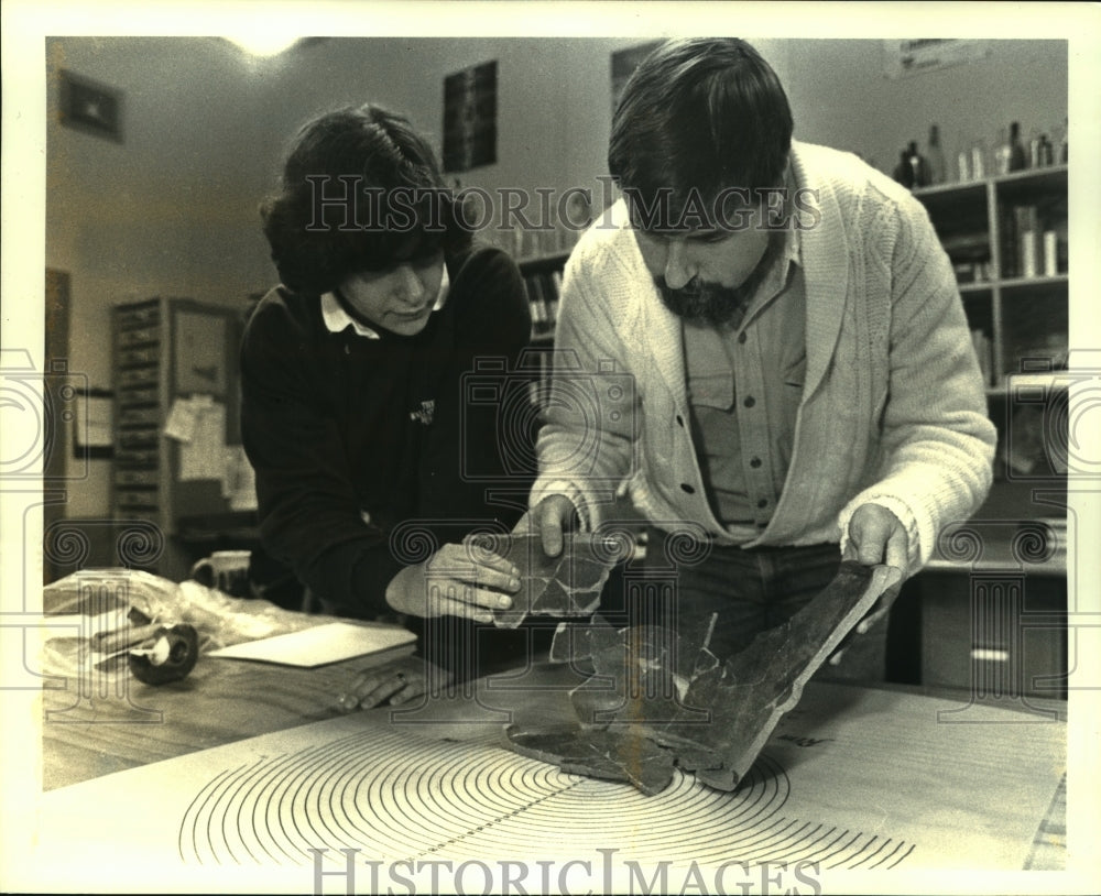 1985 Press Photo Jill-Karen Yakubik and Doctor R. Christopher Goodwin and Vessel - Historic Images