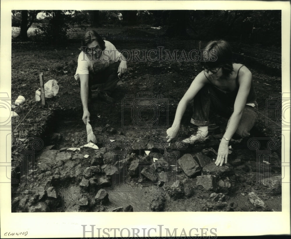 1985 Press Photo George Bay and Mary Lou Bensabat at Elmwood Plantation Dig - Historic Images