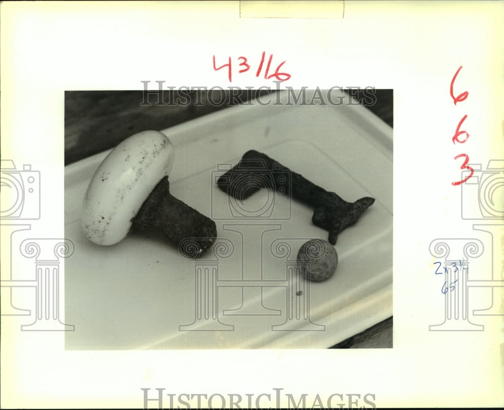 1989 Press Photo Artifacts from Elmwood Plantation Restaurant site - noa98427 - Historic Images