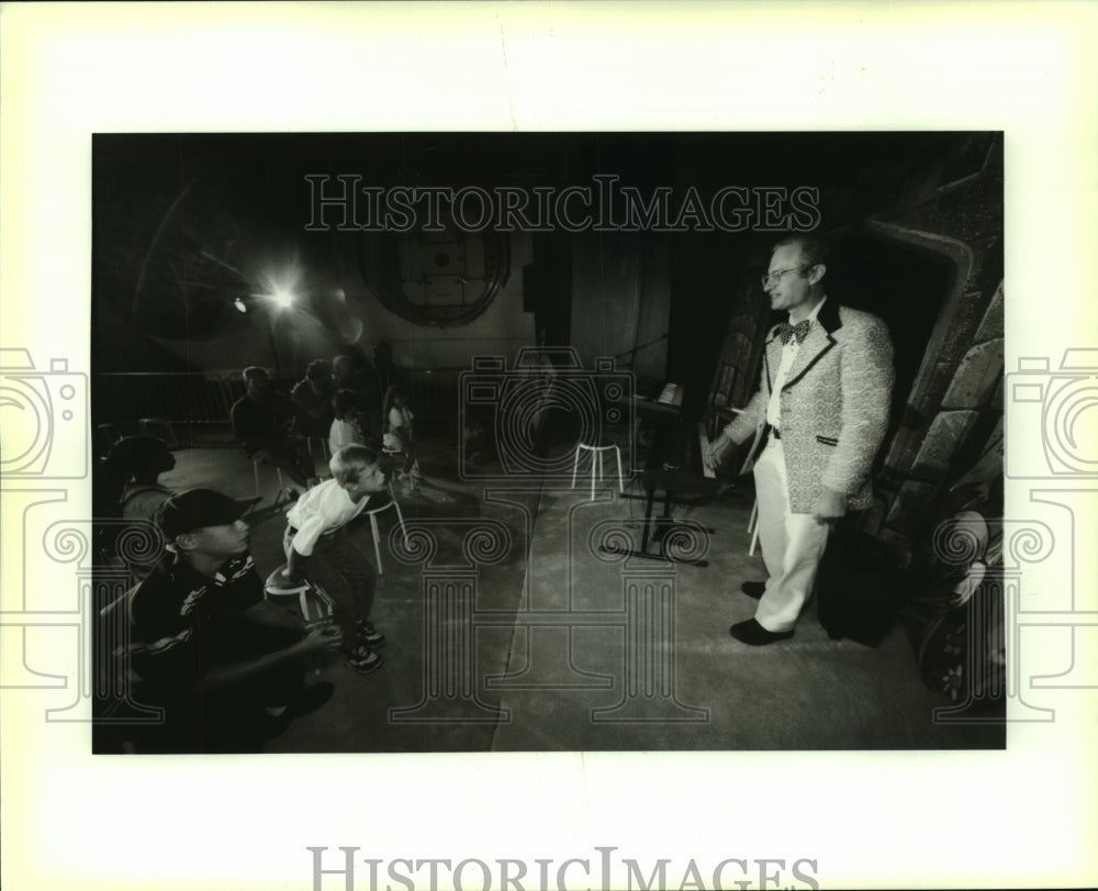 1995 Press Photo Joel Simpson Talks to Children at Daily Living Science Center - Historic Images