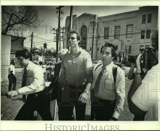 1986 Press Photo Clyde Eads with District Attorney's after Grand Jury - Historic Images