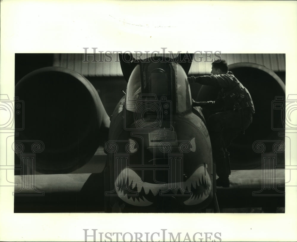 1986 Press Photo England Air Force base fighter jet with shark teeth design - Historic Images