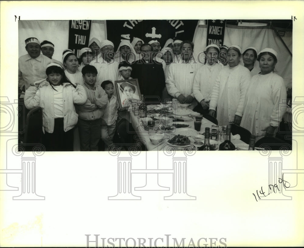 1989 Press Photo Father Dominick at the head of a banquet table. - noa98522 - Historic Images