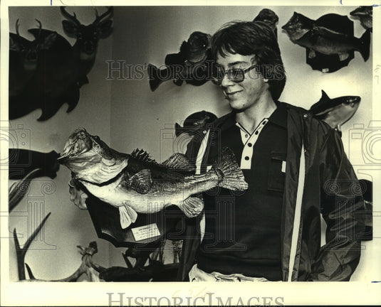 1978 Press Photo John Domingues accepts his trophy fish from last year's win. - Historic Images