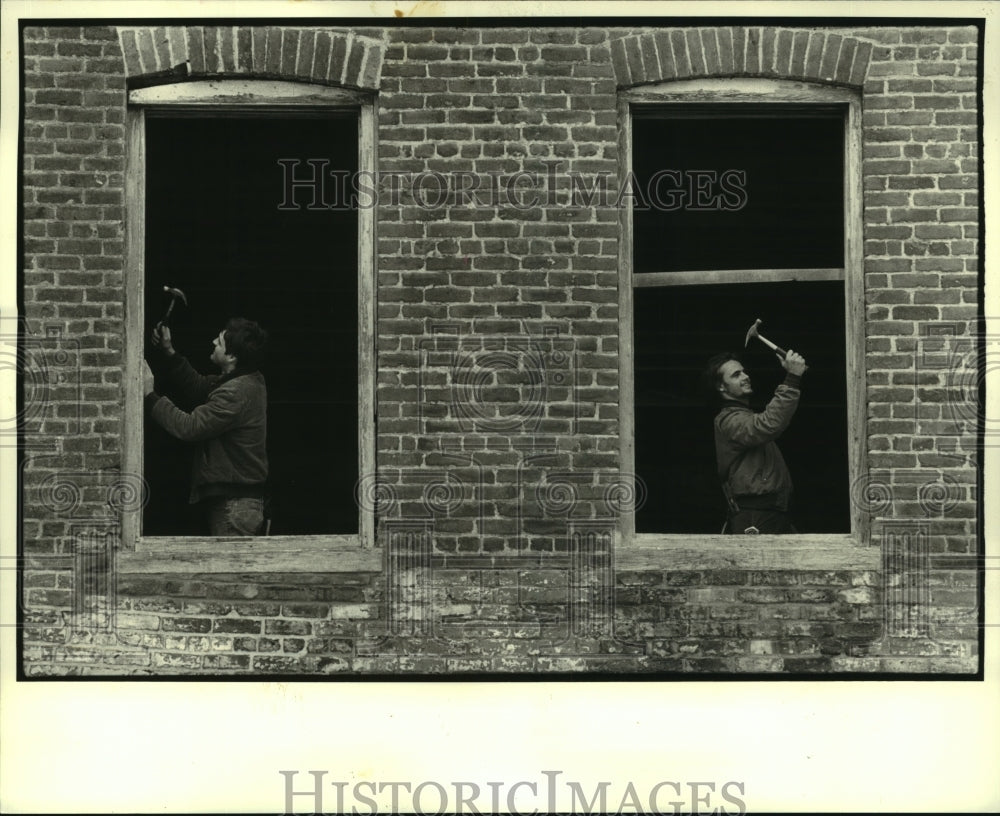 1984 Press Photo Workers Carl Bennett, Jerry Cronin renovating old sugar shed - Historic Images