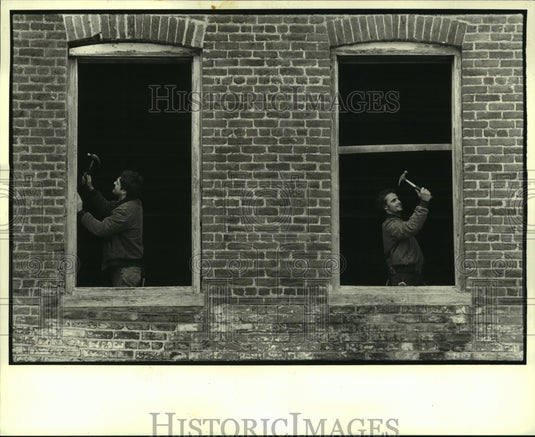 1984 Press Photo Workers Carl Bennett, Jerry Cronin renovating old sugar shed - Historic Images