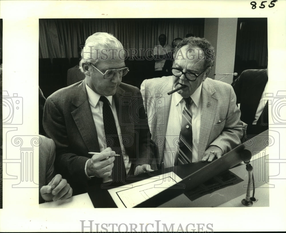 1981 Press Photo Moon Landrieu &amp; J.E. Jumonville Sr. view property at auction - Historic Images